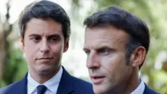 Gabriel Attal (kiri) dan Emmanuel Macron (kanan)