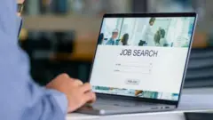 شخص يبحث عن وظيفة عبر الإنترنت 