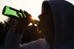 Wani mutum na shan abin sha 