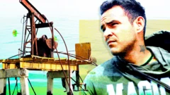 Una imagen diseñada muestra una vieja bomba de petróleo oxidada a la izquierda y un joven de cabello oscuro a la derecha. Mira con nostalgia hacia la distancia. Lleva puesta una sudadera gris con la palabra "magic" escrita en letras blancas y verdes.