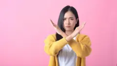 Umugore yerekana ikimenyetso ca oya