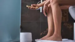 टॉयलेटमध्येही फोन घेऊन जाताय? मग हे नक्की वाचा