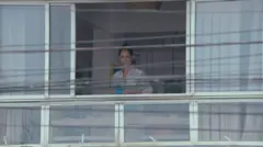 Sonia Braga em janela de apartamento