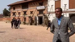 भक्तपुरका गाइडको व्यथा: "बच्चालाई केही लग्न नपाउँदा नराम्रो लाग्छ"
