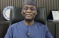 Alaga àjọ Hajj Commission tuntun to wọ asọ olomi aro lori aga to joko si