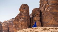 Una figura azul en una de las rocas de AlUla.