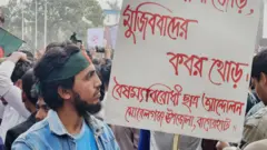 প্ল্যাকার্ড হাতে এক আন্দোলনকারী