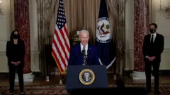 拜登（中）在副總統賀錦麗（左）與國務卿布林肯（右）陪同下發表外交政策演說（4/2/2021）