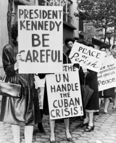 Grupo de mujeres de la Huelga de Mujeres por la Paz sosteniendo carteles relacionados con la crisis de los misiles de Cuba y la paz en Nueva York, en 1962. Eran parte de un grupo más grande de 800 mujeres en huelga por la paz cerca del edificio de Naciones Unidas.