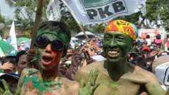 Para pendukung Partai Kebangkitan Bangsa (PKB) menghadiri kampanye menjelang pemilihan presiden di Jakarta.