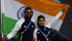 इस समारोह में भारत की ओर से ध्वजवाहक निशानेबाज़ मनु भाकर और हॉकी टीम के गोलकीपर पीआर श्रीजेश थे.