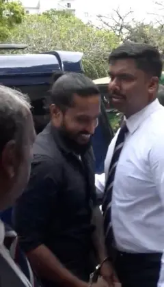 මාංචු දැමූ සැකකරුවෙකු අධිකරණයට රැගෙන එයි.