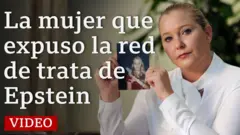 Virginia Giuffre, con el pelo recogido y una camisa blanca sosteniendo una foto de ella cuando era más joven.