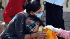 হাসপাতালে জায়গা পাওয়া অসম্ভব হয়ে পড়েছে দিল্লিতে