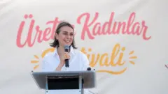 Üsküdar Belediye Başkanı Sinem Dedetaş kürsüde konuşma yapıyor.