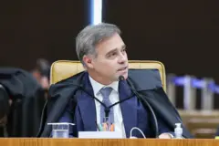 André Mendonça, de terno e toga de juiz, fala durante sessão no plenário do STF