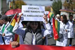 Trabajadores sanitarios salieron a la calle a pedir que se permita el paso de camiones con material hospitalario y de ambulancias.