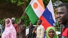 Люди с флагами Нигера и России