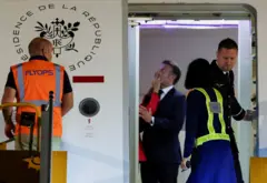 وجه الرئيس الفرنسي إيمانويل ماكرون يبدو وكأنه تعرض لدفع من زوجته في فيتنام. 