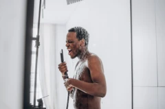 Un homme prenant un bain