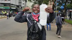 Aristaricus Irolo arigaragambya avuga ko leta ishaka kuzamura imisoro ikamugeza aho atabasha kwigurira agakoresho k’isuku y’imihango