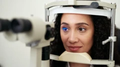 چشمان زنی در حال معاینه شدن است