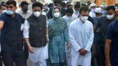 राहुल गांधी, अहमद पटेल के परिजनों के साथ