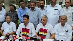 મંગળવારે આણંદમાં યોજાયેલી ચૂંટણીમાં અમૂલના નવા ચૅરમૅન અને વાઇસ ચૅરમૅન ચૂંટાયા પછી અશોકભાઈ ચૌધરી (જમણેથી બીજા) અને ગોરધનભાઈ ધામેલિયા (ડાબેથી બીજા) નજરે પડે છે.
આણંદ, અમૂલ, જીસીએમએમએફ, ફેડરેશન, દૂધીયું રાજકારણ, બનાસ ડેરી, સાબર ડેરી, રાજકોટ ડેરી, ગોપાલ ડેરી, સુમુલ ડેરી.