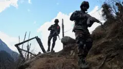 Photo Caption- कुपवाडा येथे एलओसीवर गस्त घालणारे भारतीय सैनिक. (जानेवरी, 2025)