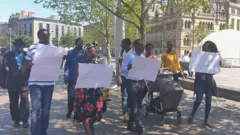 Abanyamulenge bigaragambya bari bafite ibyapa byanditseho amagambo yamagana ubwicanyi mu Minembwe