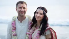 साशा ओस्त्रोविक (बाएं) और ओल्गा ओस्त्रोविक