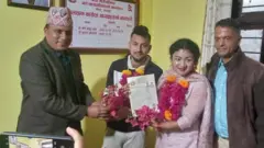 विवाह दर्ताको प्रमाणपत्र लिँदै लिँदै माया गुरुङ र सुरेन्द्र पाण्डे