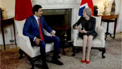 أمير قطر يلتقي رئيسة وزراء بريطانيا في لندن