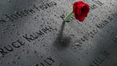 紐約世貿大廈原址附近的紀念碑上有人獻上一支玫瑰