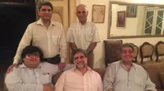 نوابزادہ ظاہر خان جی (دائیں طرف کھڑے)، صاحبزادہ طارق خان، جوناگڑھ کے دیوان (بائیں طرف کھڑے)، بائیں سے نیچے کی قطار: منیا شہریار خان (عالیہ خانجی کے شوہر)، نوابزادہ عالمگیر خانجی اور مرحوم نوابزادہ جہانگیر خان جی
