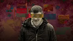 Крупний план юнака в темній куртці на тлі написів "Донбас - це Україна", "Встань на защиту Родины", "Обращайся в военные". 