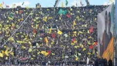 آلاف يشاركون في تشييع الأمينين العامين السابقين لحزب الله حسن نصر الله وهاشم صفي الدين في ملعب كميل شمعون في بيروت