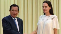 Angelina Jolie và Thủ tướng Campuchia Hun Sen hồi năm 2015