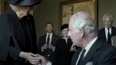 Kralj Čarls i olovka koja curi