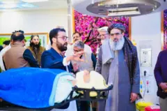 وزیر صحت عامه طالبان هنگام دیدن از یک شفاخانه در هند