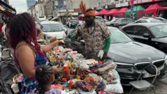 Abantu bariko barasuma mw'isoko rya Clemenceau mu Bubirigi
