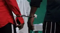 হাতকড়াসহ আসামি