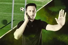 İllüstrasyon: Elini kulağına koymuş bir hakem, arkada top kale çizgisinde