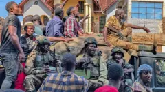 Fararen hula sun yi ta sowa da jinjina wa mayaƙan na M23.