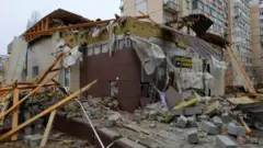 Ҳамма замбаракларни ҳам уриб тушириб бўлмайди.