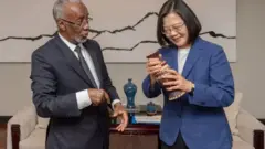 Wasiirka arrimaha dibadda Somaliland iyo madaxweynaha Taiwan.