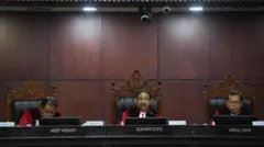 Ketua Mahkamah Konstitusi Suhartoyo (tengah) selaku Ketua Majelis Hakim Panel didampingi hakim anggota Arief Hidayat (kiri) dan Arsul Sani (kanan) 