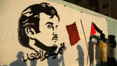جدارية في قطاع غزة  تحمل صورة امير قطر الشيخ تميم