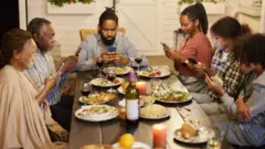 ሞባይል እናተጠቐምኩም ምምጋብ ኣብ ጥዕናኹም ጉድኣት ከም ዘለዎ ትፈልጡዶ?