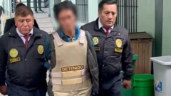 Dois policiais escoltando o indivíduo preso pelo ataque à pedra dos doze ângulos